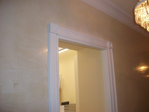 CONTORNO PORTA IN GESSO CON STUCCO VENEZIANO SULLE PARETI
